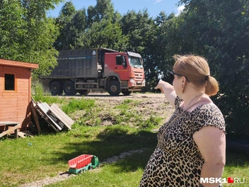 Между грузовиками и участком Ирины всего пара метров | Источник: Михаил Мечев / MSK1.RU