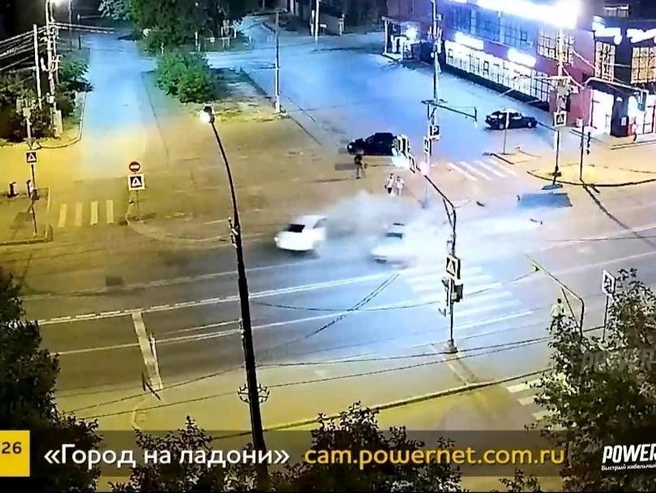 Момент ДТП вечером 20 июля у ТЦ «Малина» | Источник: powernet / Vk.ru