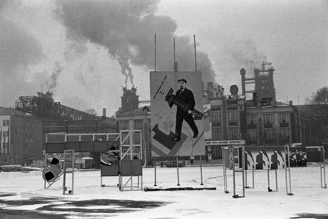 Даже когда город пустел после новогодней ночи, главный комбинат, КМК, продолжал работать | Источник: Владимир Соколаев / pastvu.com