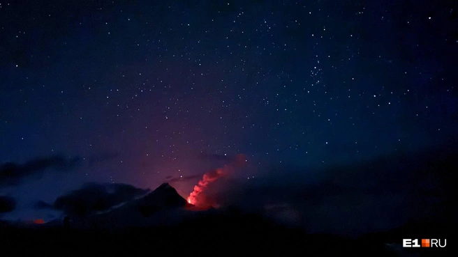 Ночью путешественники смогли насладиться видом действующего вулкана \| Источник: Павел Кошкин