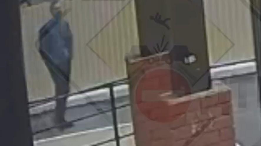 В полицию Уфы заявили о подозрительном мужчине, который преследовал девушку в Затоне — видео