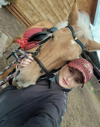 Александра очень любила животных | Источник: Конноспортивный клуб Black Horse. г. Кунгур / Vk.com