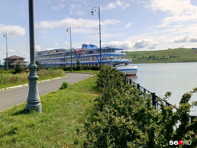 Пришвартованный теплоход | Источник: Анастасия Баринова / 56.RU