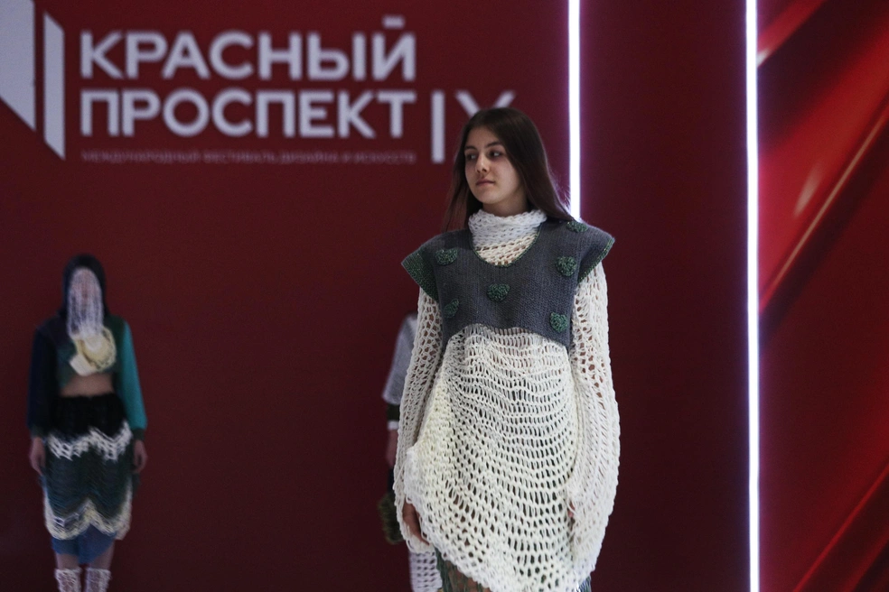 Каждой деталью дизайнер хочет что-то сказать этому миру  | Источник: Андрей Бортко / NGS.RU 