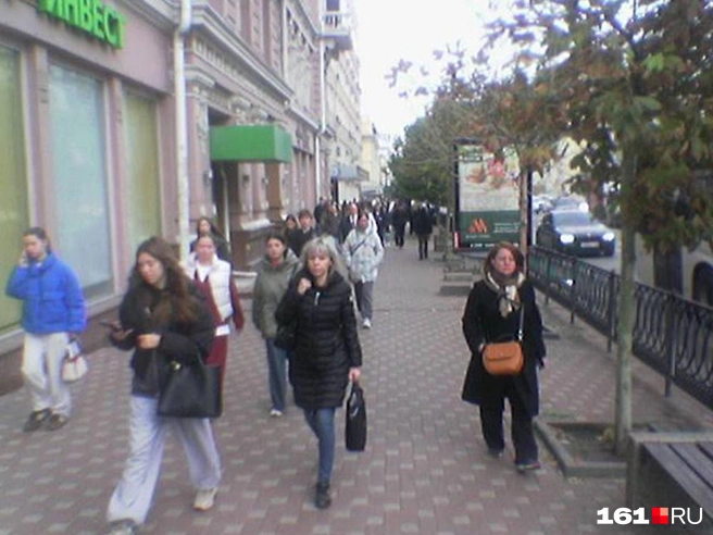 Разобрать лица людей возможно, только если фотографировать с близкого расстояния | Источник: Евгений Вдовин / 161.RU