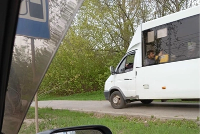 В Иркутске водитель маршрутки объехал затор по тротуару