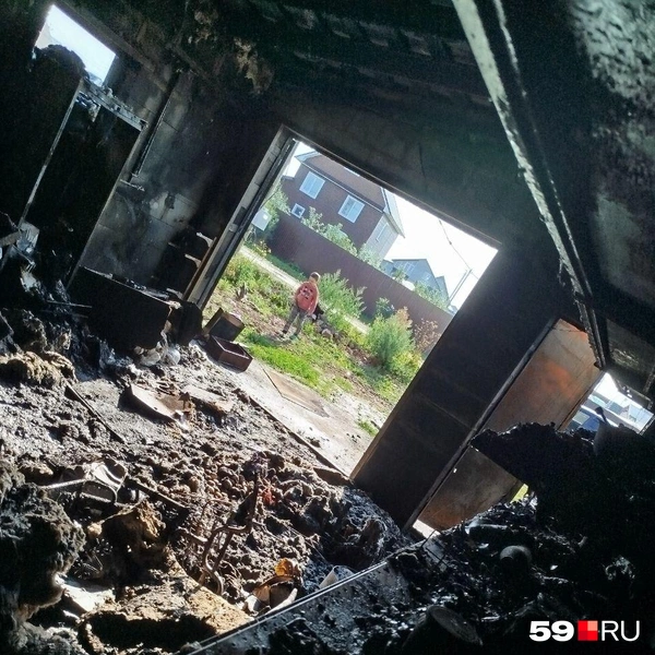 Вид из сгоревшего гаража | Источник: Дарья Сергеева