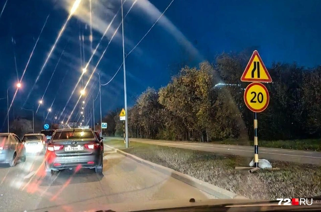 Знаки заранее предупреждают о том, что дальше начинается ремонт дороги | Источник: Павел Красоткин / 72.RU