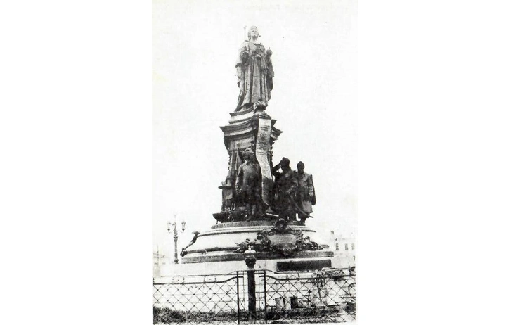 Памятник Екатерине II был открыт в 1907 году  | Источник: издательство «Советская Кубань», набор открыток «К 200-летию Екатеринодара», 1992 год