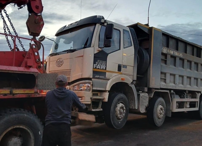 Водитель самосвала в Ленобласти испугался Ространснадзора и сбежал, бросив машину и документы | Источник: Комитет по транспорту Ленобласти