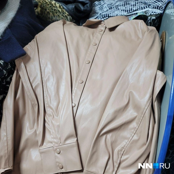Рубашка из кожзама — 800 рублей | Источник: Кристина Калинина / NN.RU