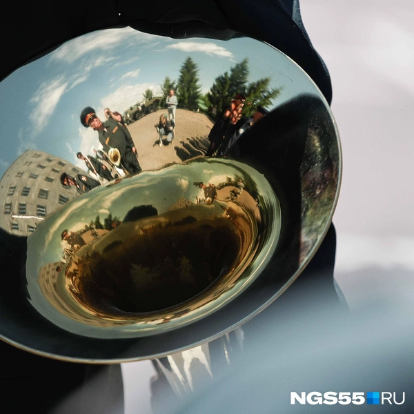 Все происходящее отразилось в раструбе | Источник: Евгений Софийчук / NGS55.RU