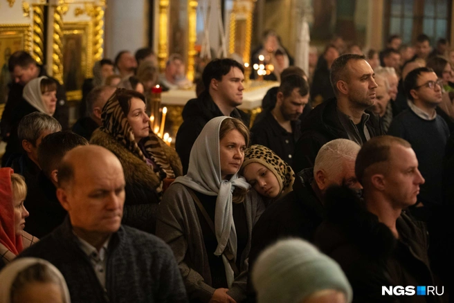 Владыка Никодим поздравил собравшихся с Рождеством | Источник: Андрей Бортко / NGS.RU