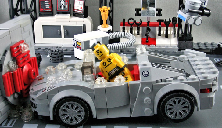 Немецкий автоклуб устроил краш-тест автомобилей из Lego (видео)