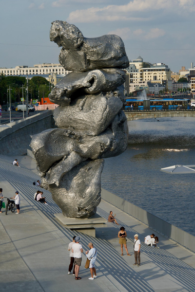 Фото №1 - Скульптор-создатель «кучи» на Болотной сравнил свое детище с Эйфелевой башней