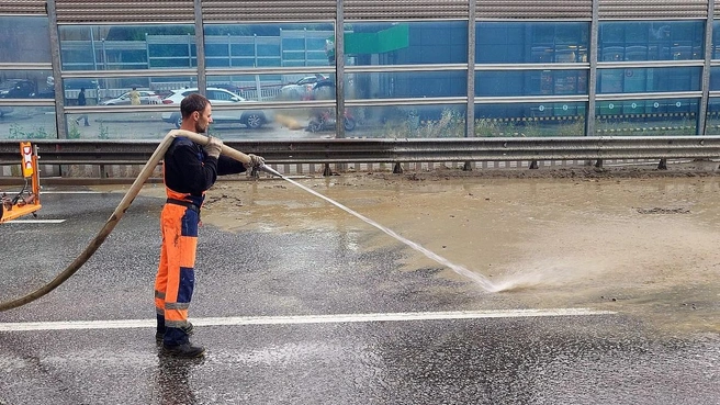 Очень много грязи, дорогу отмывают струей воды | Источник: sochi.ru