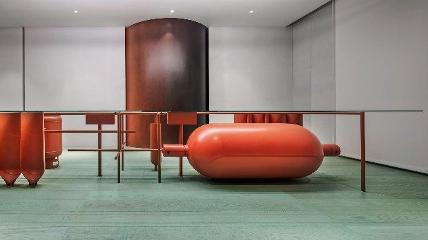 Интерьер офиса с газовыми баллонами на Тайване