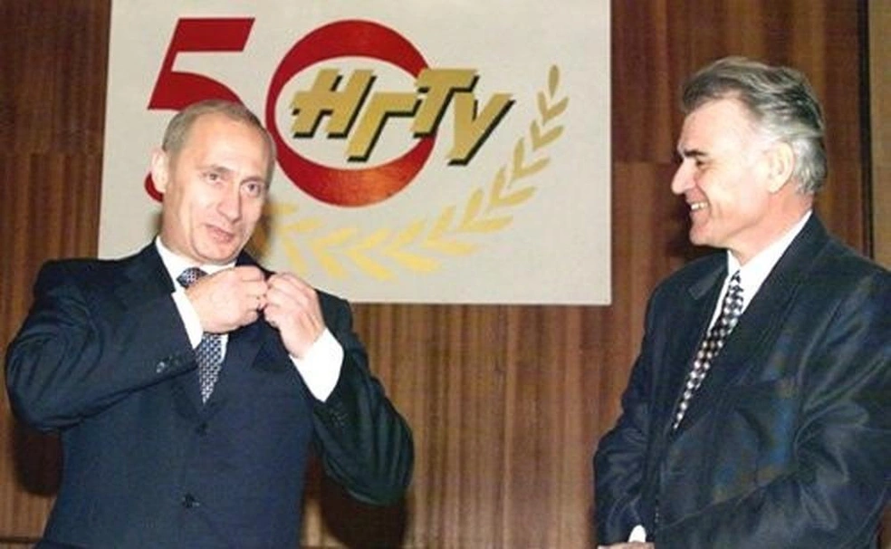 Ректор университета Анатолий Востриков вручил Владимиру Путину памятный значок к 50-летию НГТУ | Источник: Кremlin.ru