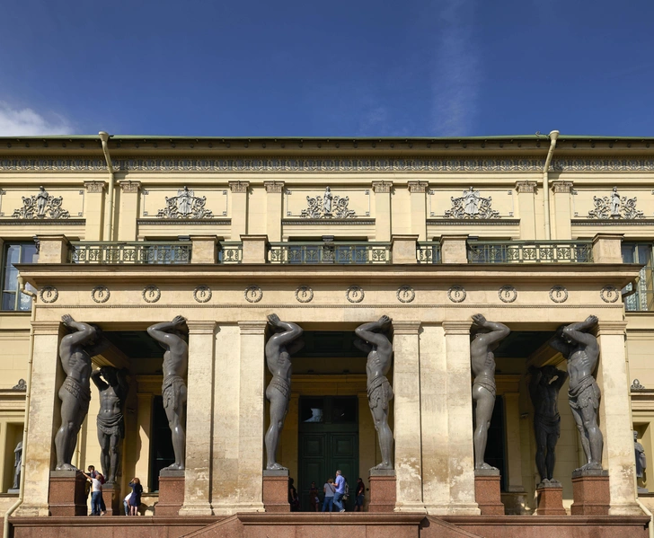 Портик Малого Эрмитажа выходит на Миллионную улицу | Источник: Legion Media