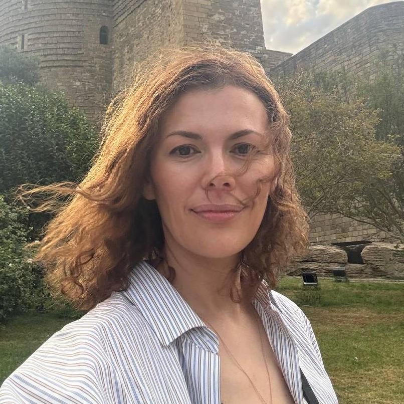 Он летел с 7 этажа головой вниз: кадры спасения сына блогера Надежды Амрани, которого поймал дворник