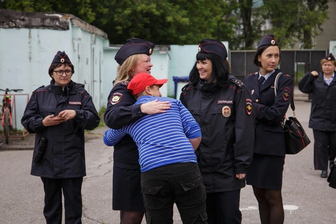 На открытие стрит-арта к ребятам пришли их наставники-полицейские и поздравили | Источник: Анастасия Нестерова, PERMM