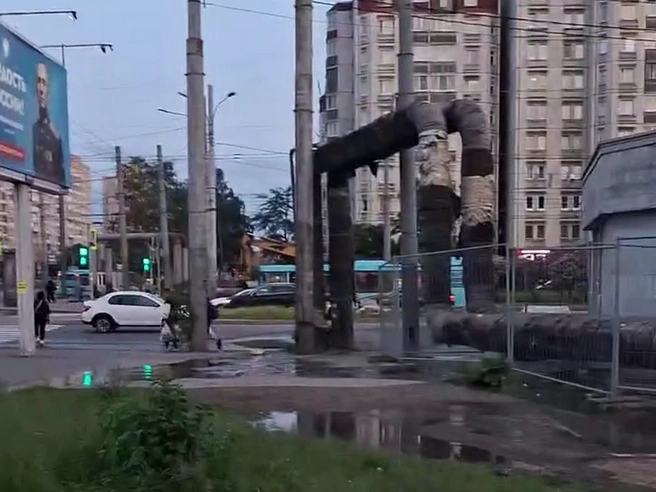 Вытекающий из труб кипяток заметили на Васильевском: «А у меня дома горячей нет» | Источник: ДТП и ЧП | Санкт-Петербург | Питер Онлайн | СПб / «ВКонтакте»