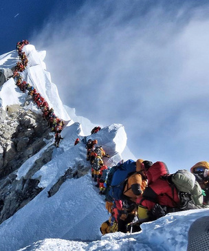История одной фотографии: очередь на Эверест, май 2019