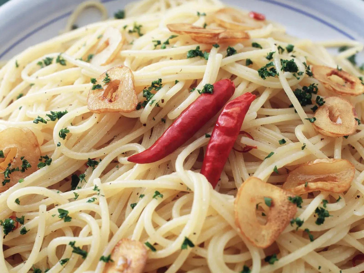спагетти с чесноком и острым перцем