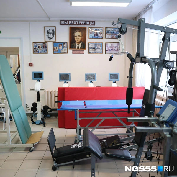 В одном из тренажерных залов есть уголок с фотографиями прошлых поколений врачей  | Источник: Евгений Софийчук / NGS55.RU