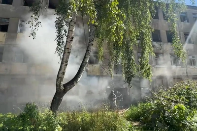 Пожарные Перми тушат аварийный дом в Мотовилихе