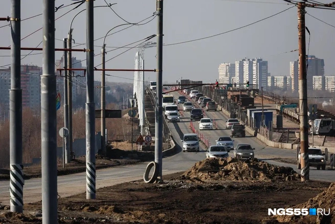 По левой половине моста едут машины, а на правой идет ремонт | Источник: Евгений Софийчук / NGS55.RU