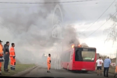 Автобус №60 сгорел в Казани, его тушили песком