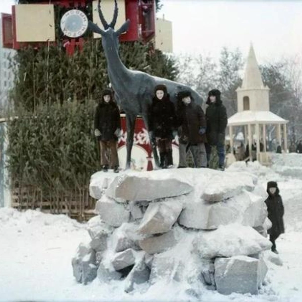 Елка в сквере Пионеров в 1975 году | Источник: Валентин Алексеевич Комлев / Pastvu.com
