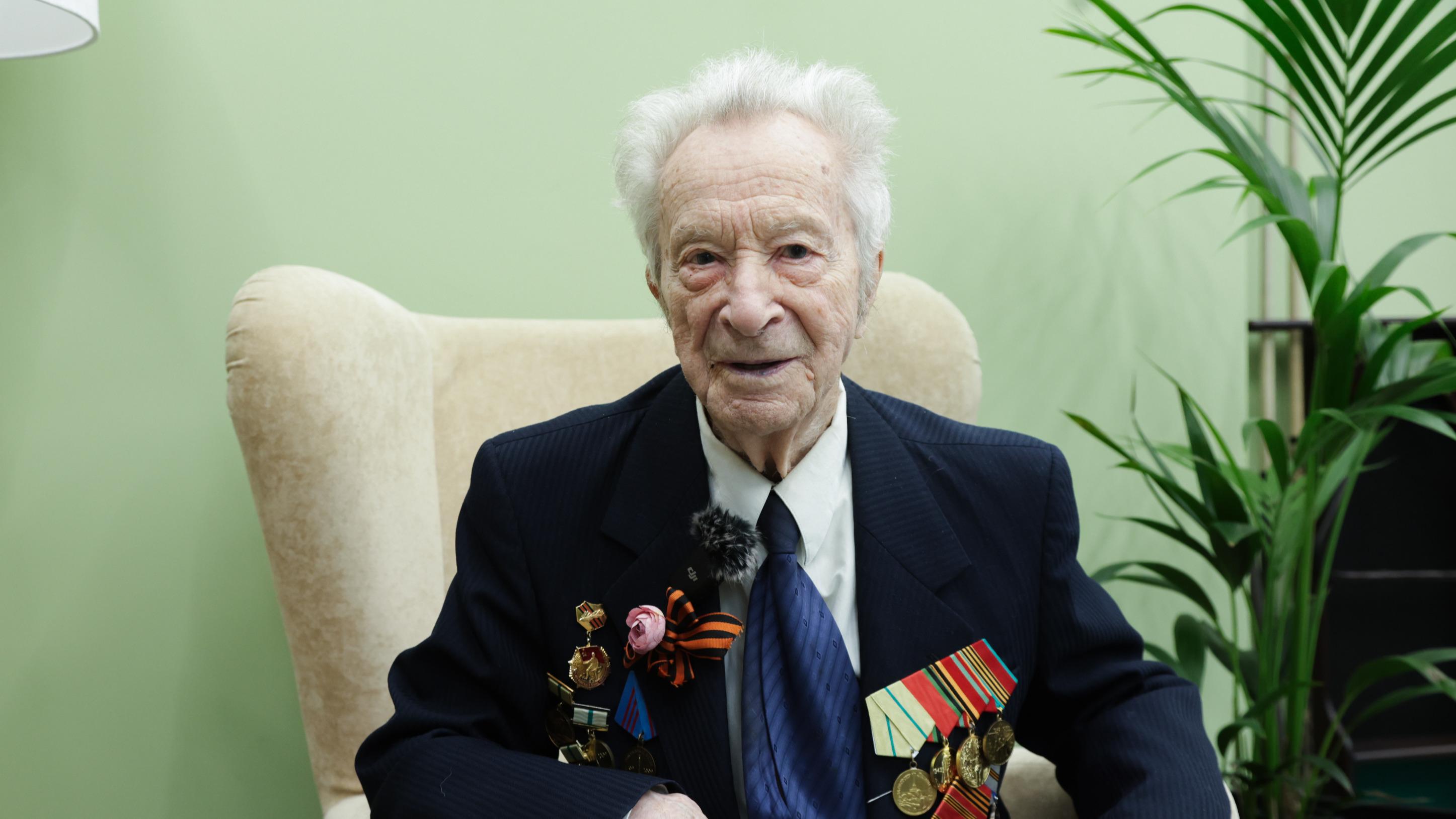 Ветеран Великой Отечественной войны 98-летний Владимир Колосов рассказал о  защите блокадного Ленинграда во времена ВОВ, жизни и 70 годах стажа  преподавания в школе - 9 мая 2024 - МСК1.ру