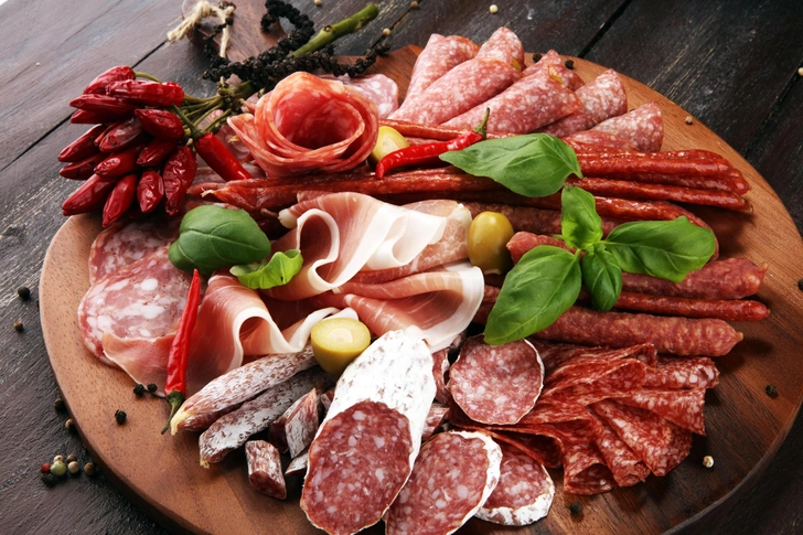 Какие мясные продукты должны стоять на столе в Новом году, чтобы задобрить Дракона | woman.ru