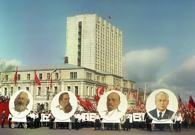 Такую картину можно было увидеть в Омске 1 мая 1984 года | Источник: В. Ф. Кудринский / pastvu.com