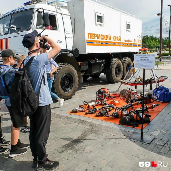 Дети-зрители с интересом разглядывали разные «прибамбасы», которые спасатели используют в работе | Источник: Василина Любимова / 59.RU