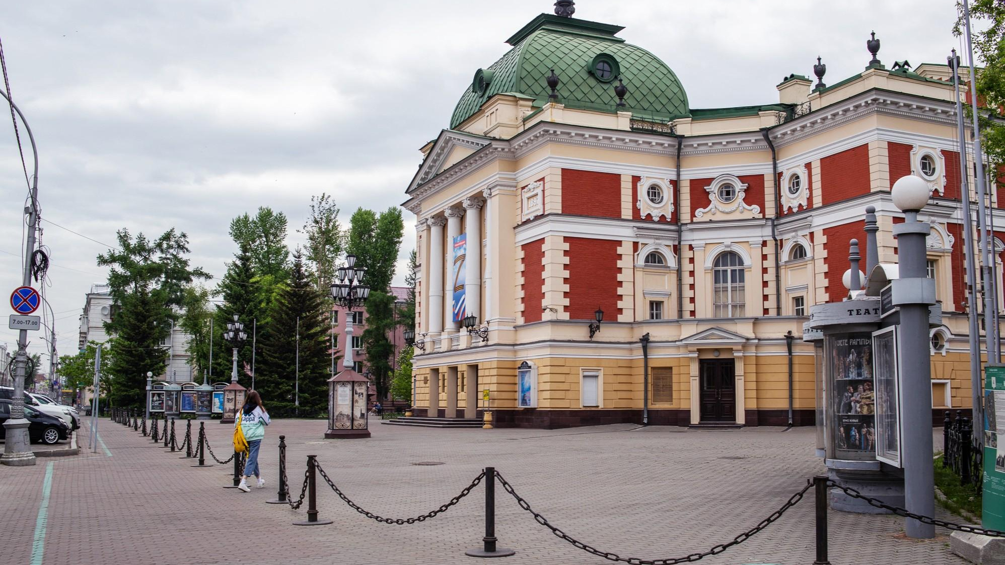 Дождь из мужиков над драмтеатром и орущий бабр. Иркутянка рисует город в стиле великих художников — таким его еще не видели