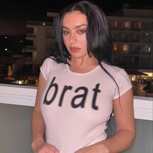 Valentino is brat! Charli XCX снялась для Valentino Beauty