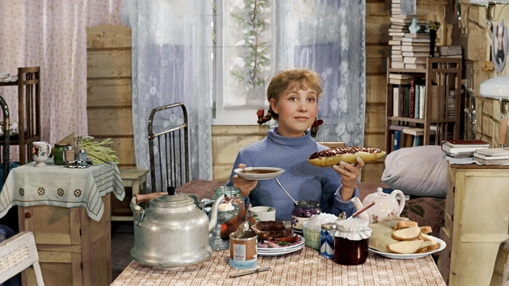 Вкус детства: 10 любимых блюд из СССР, многие из которых уже давно никто не готовит | Источник: кадр из фильма «Девчата»