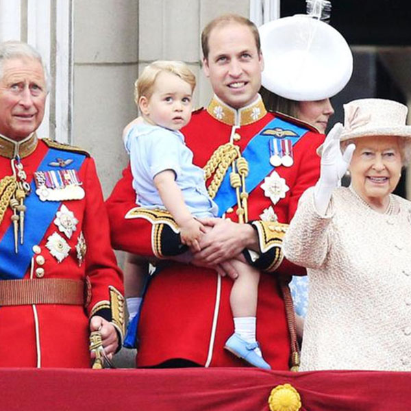Елизавета II, ее сын принц Чарльз и внук Уильям с принцем Георгом на руках приветствовали происходящее с балкона