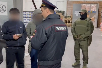 В Новосибирске нашли нелегальных мигрантов на складах и в ТЦ