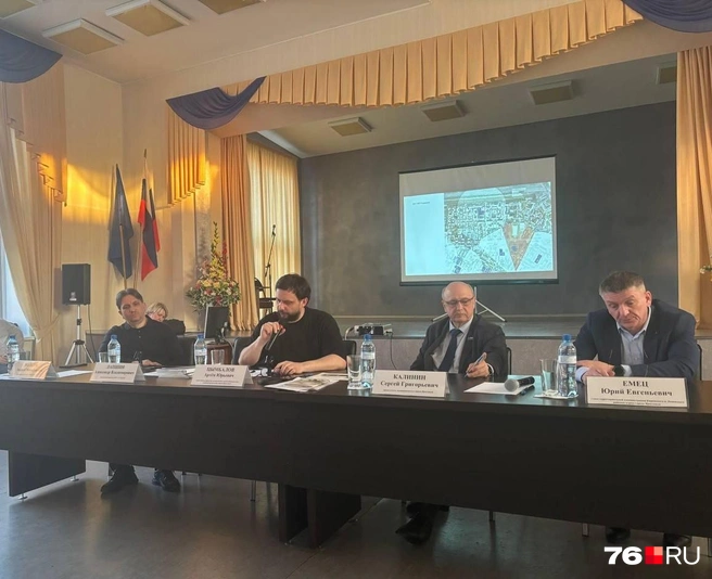 На встрече также присутствовал глава двух центральных районов Ярославля, но он, в основном, молчал | Источник: Алина Сардекова / 76.RU