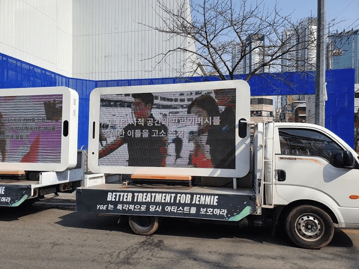 Фанаты отправили к зданию YG Ent. грузовики с требованиями защищать Дженни из BLACKPINK