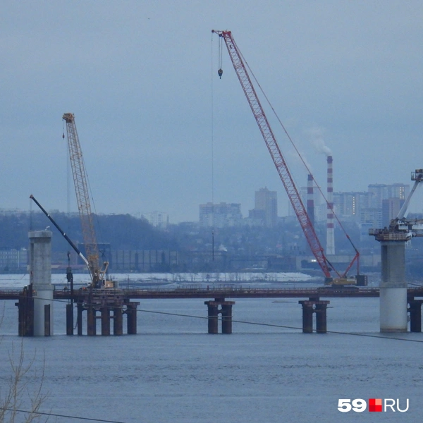 Для стройки железнодорожного поста рядом сделали временный технический мост под спецтехнику | Источник: Кирилл Хафизов / 59.RU