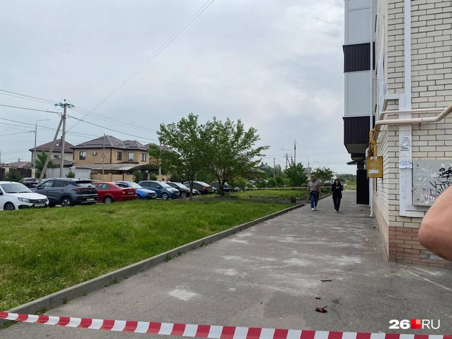 У машин выбиты стекла. Всё случилось на лавочке у подъезда | Источник: Иветта Авраамова / 26.RU