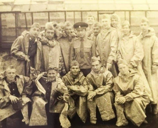 1993 год, Златоуст. Военная кафедра УПИ. Найти Исаева очень просто — посмотрите на первый ряд | Источник: Сергей Исаев / T.me