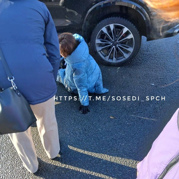 На Богатырском автомобиль протащил под колесами перебегавшую дорогу женщину: видео | Источник: Соседи СПЧ⚡️Приморский район