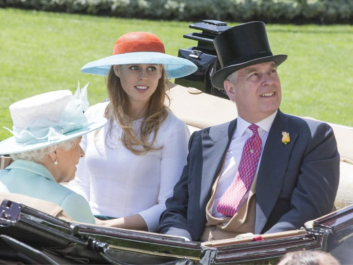 Принцесса Беатрис, принц Эндрю и королева Елизавета на скачках Royal Ascot, 18 июня 2015 год