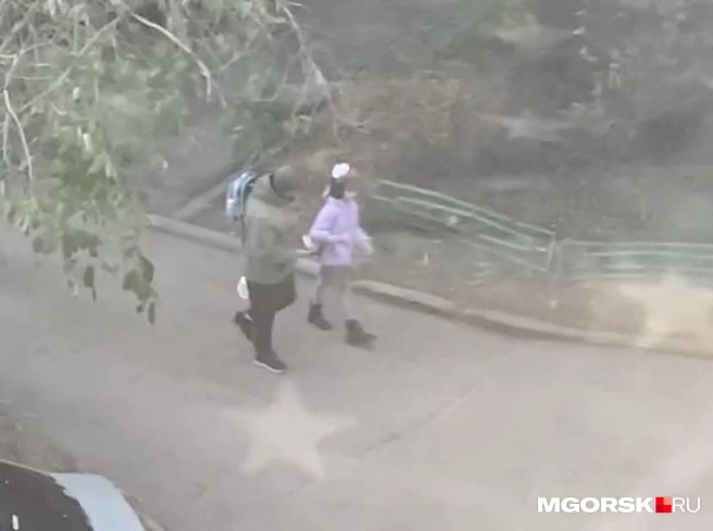 Девочка стреляла из игрушки | Источник: читательница MGORSK.RU